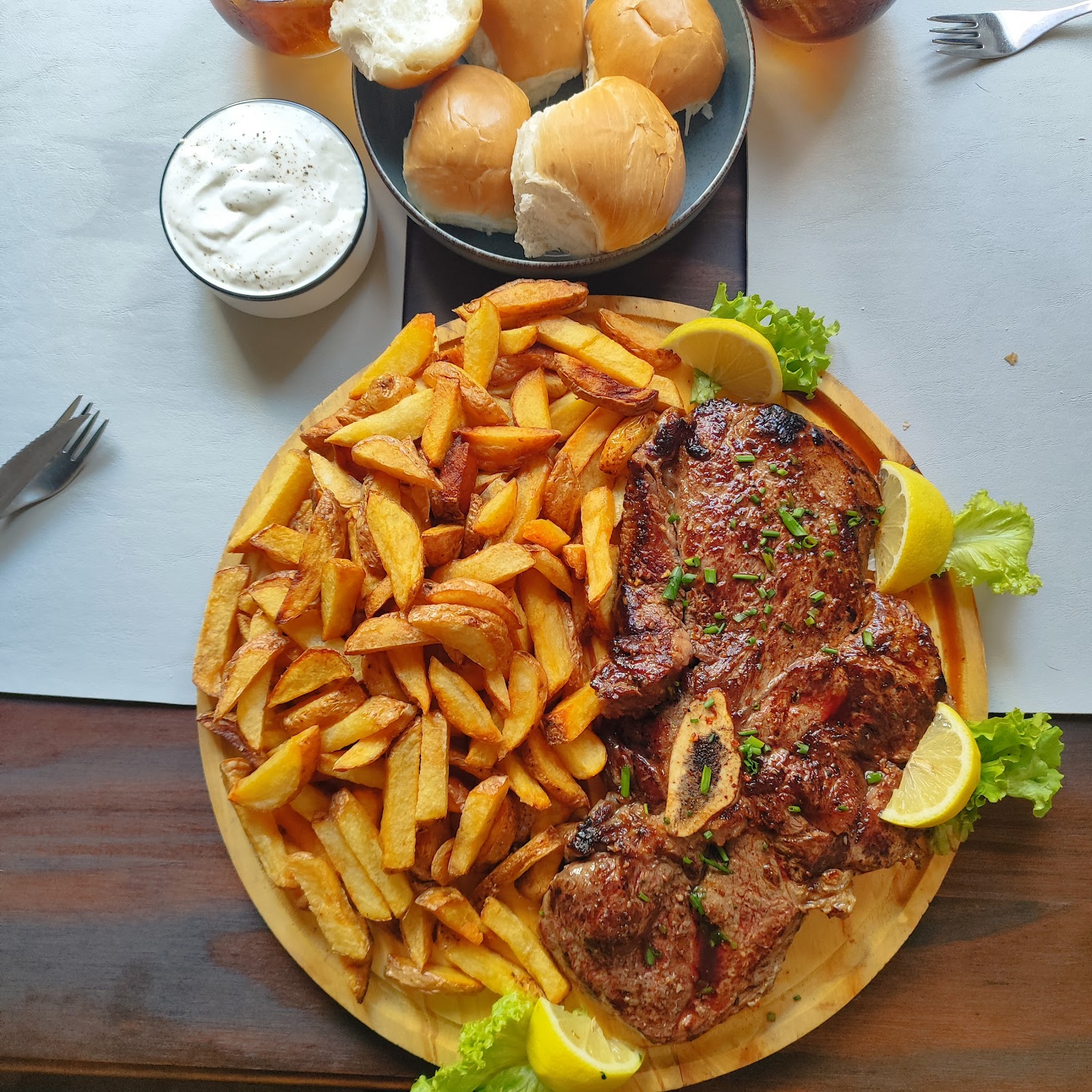 Parrillada con papas y pan