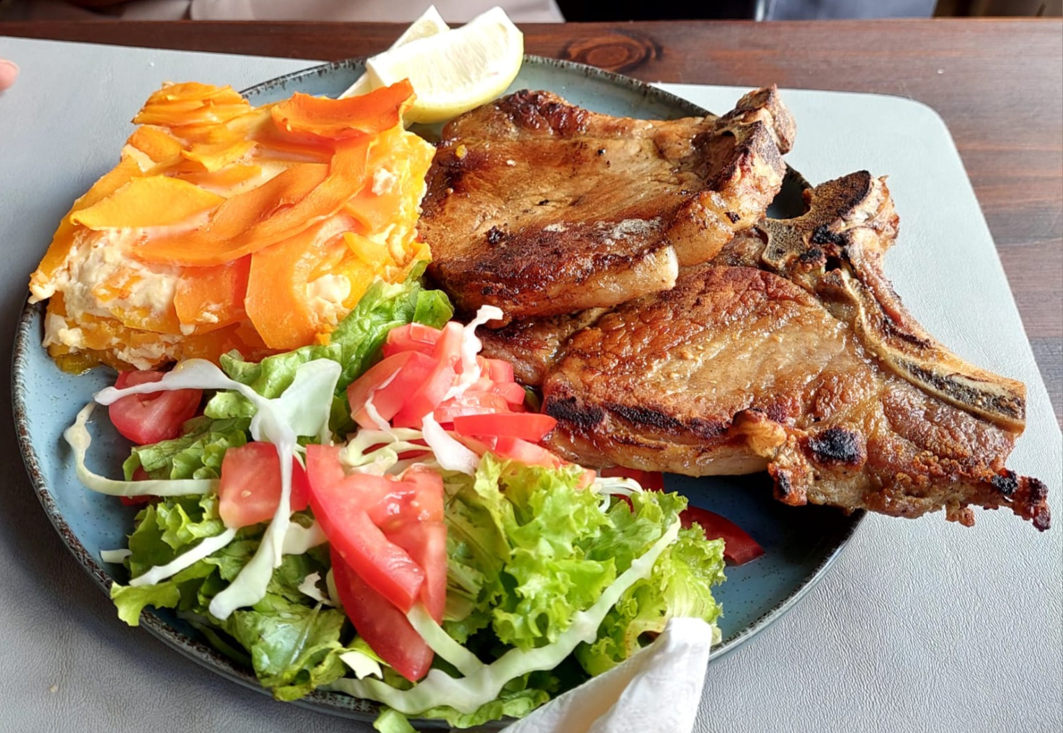 Detalle de la mesa y la comida